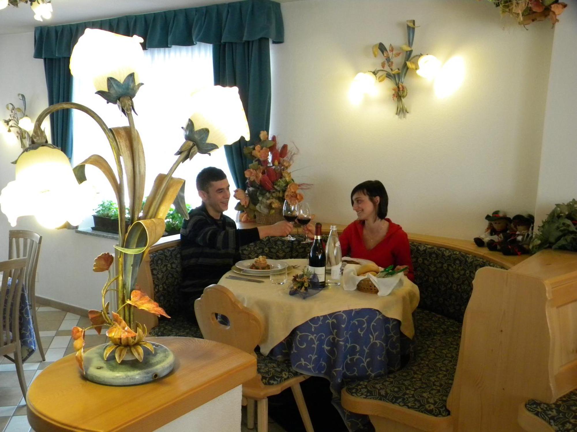 Hotel El Pilon Pozza di Fassa Bagian luar foto