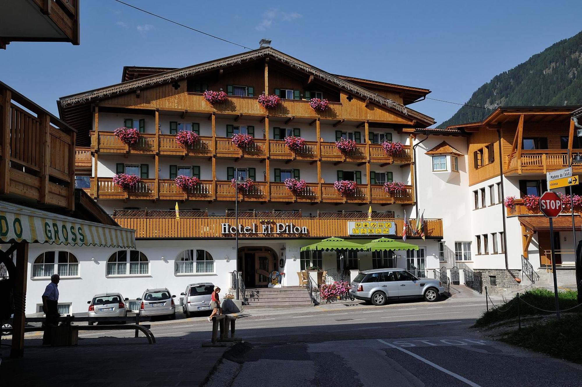 Hotel El Pilon Pozza di Fassa Bagian luar foto