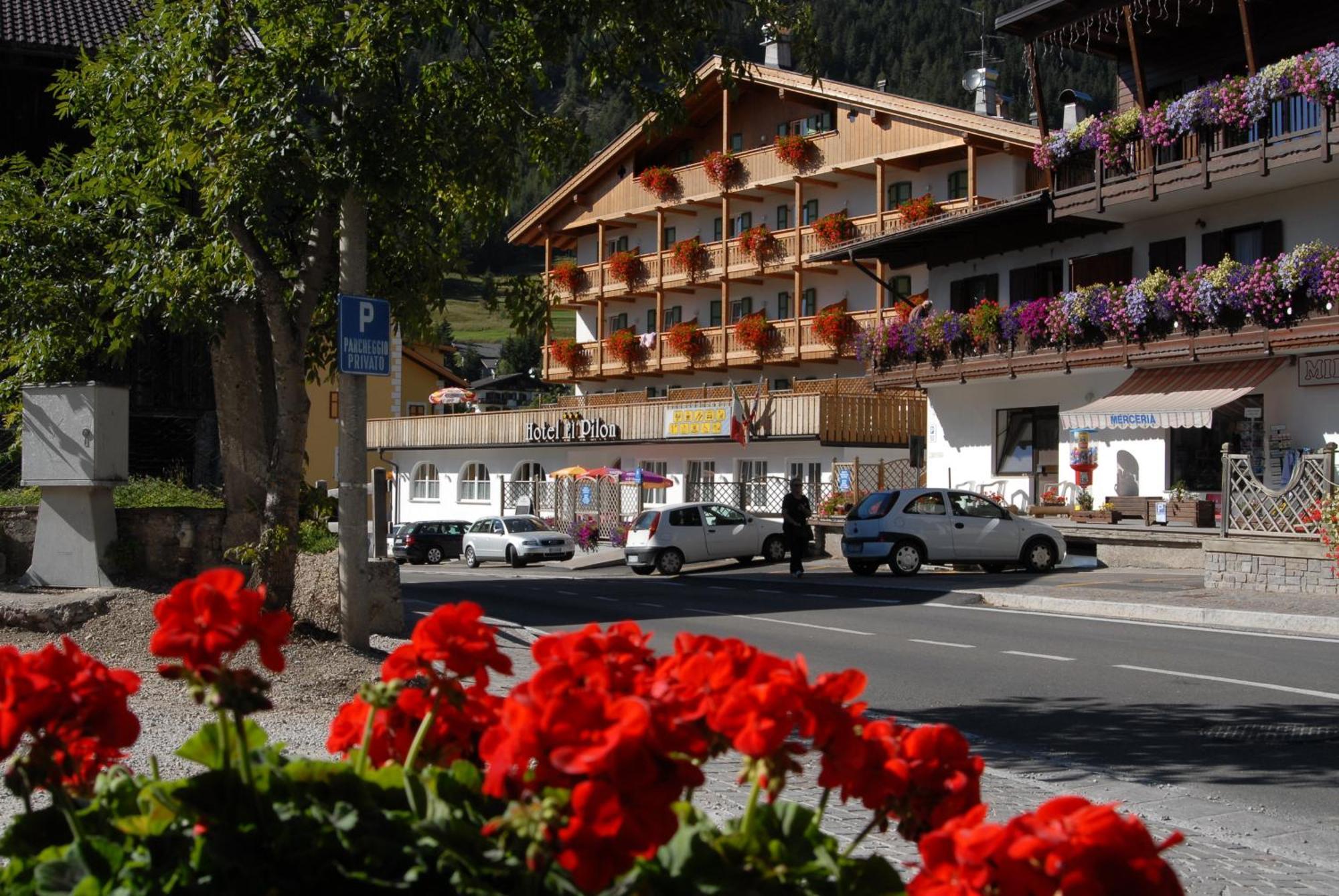 Hotel El Pilon Pozza di Fassa Bagian luar foto