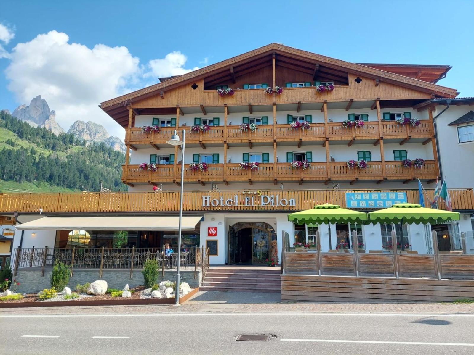 Hotel El Pilon Pozza di Fassa Bagian luar foto