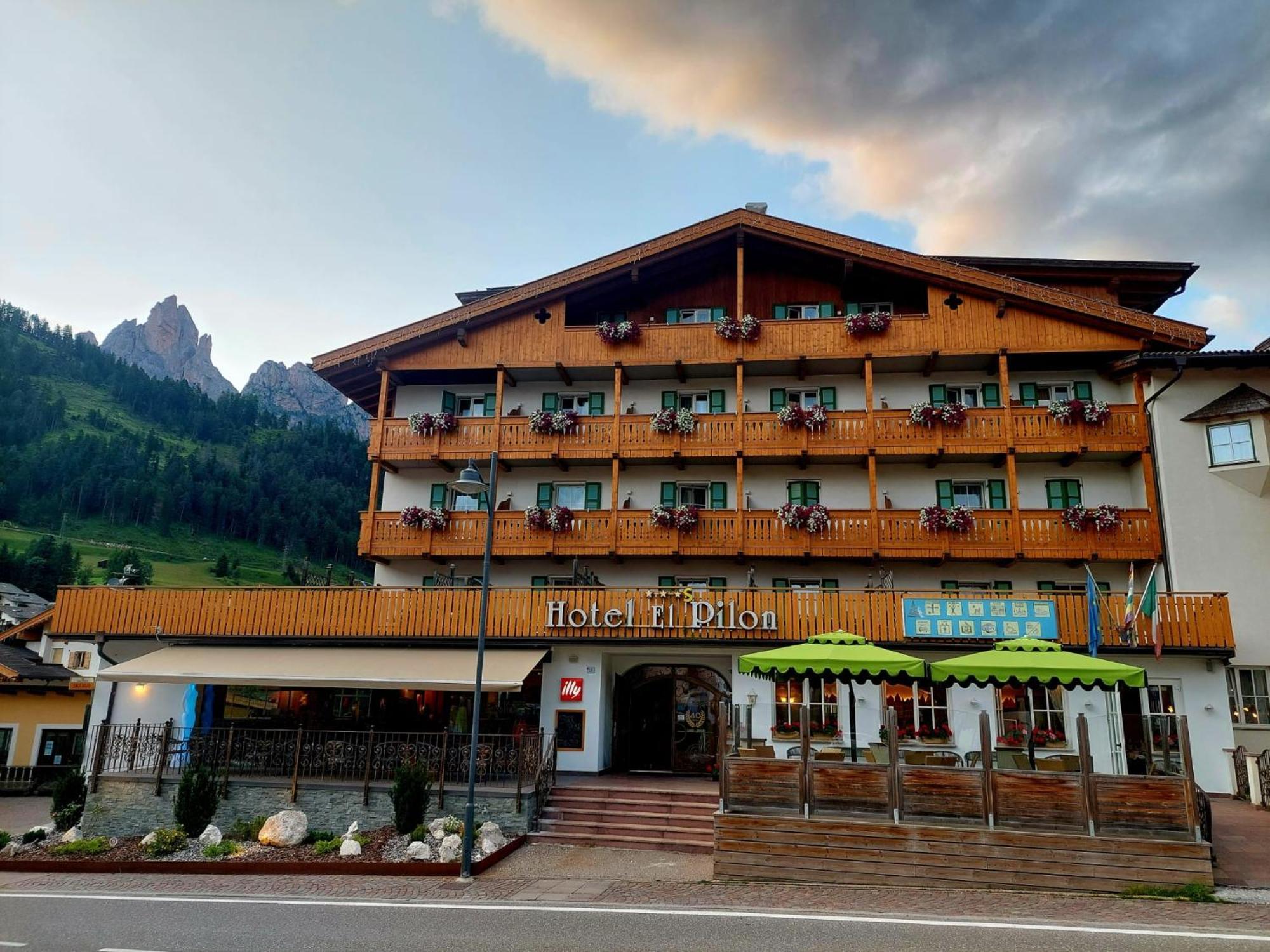 Hotel El Pilon Pozza di Fassa Bagian luar foto
