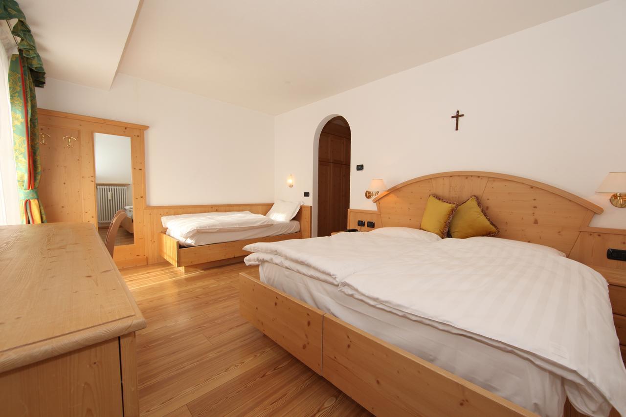 Hotel El Pilon Pozza di Fassa Bagian luar foto