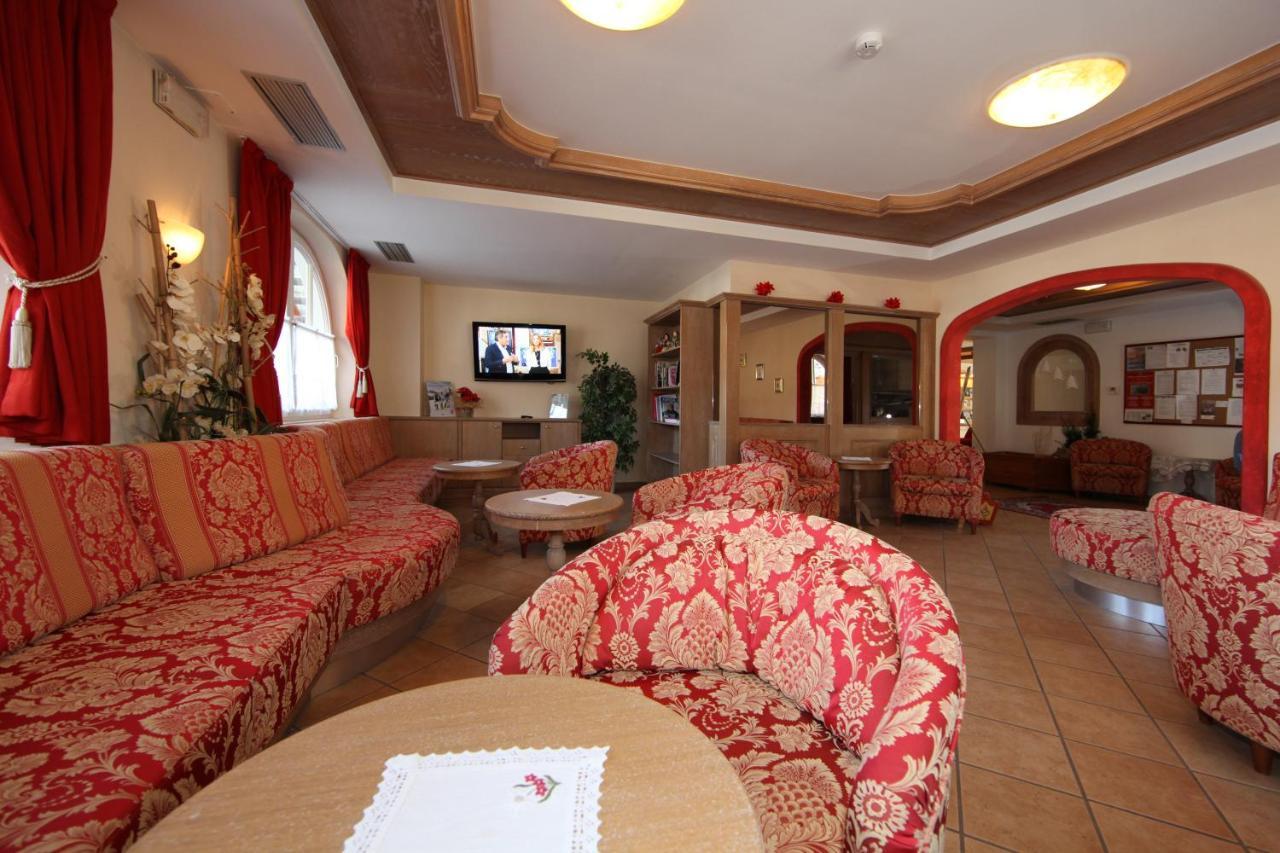 Hotel El Pilon Pozza di Fassa Bagian luar foto